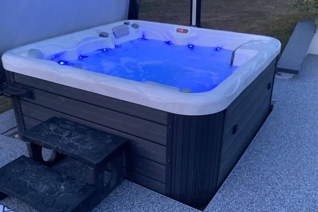 Chalet 2 Personnes Avec Jacuzzi Et Piscine Saisonniere Partagee Corcieux Экстерьер фото